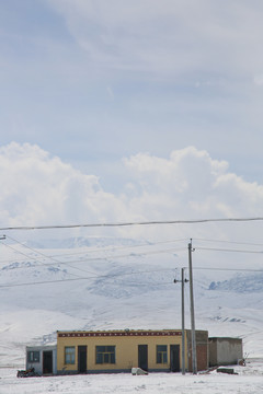 青藏高原农户人家雪景