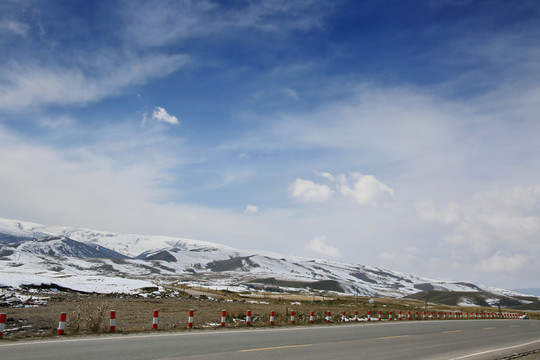 雪山公路青藏高原