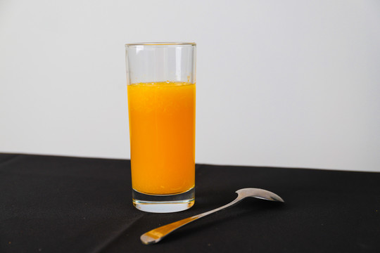 橙汁和勺子