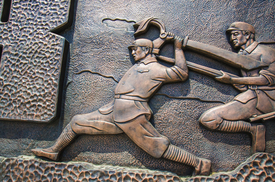 挥刀的解放军战士浮雕像