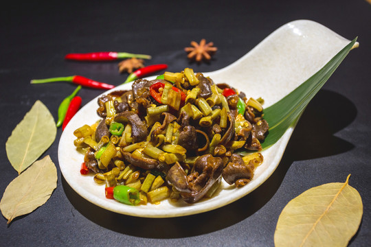 酸豆角炒鸭胗