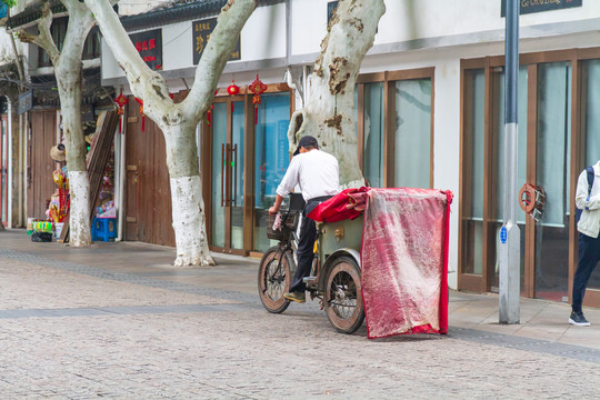 江苏苏州东北街骑人力观光三轮车