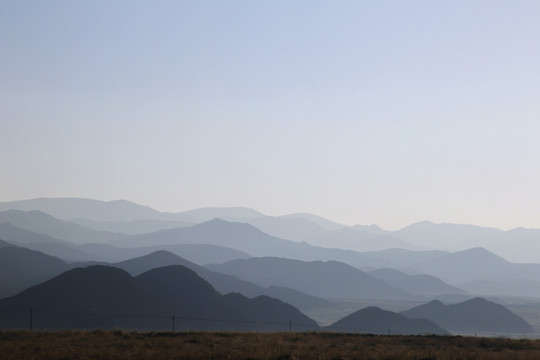 一层一层连绵不绝山峰