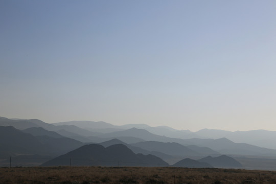 层峦叠嶂水墨山水