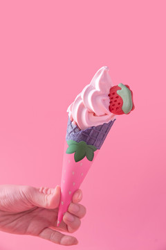 草莓甜筒冰淇淋
