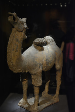 唐代黄釉骆驼俑