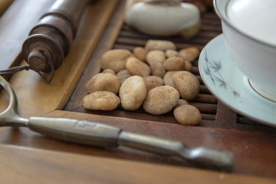 包含盖碗的功夫茶盘局部特写