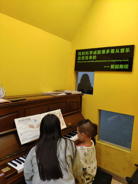 小朋友学钢琴