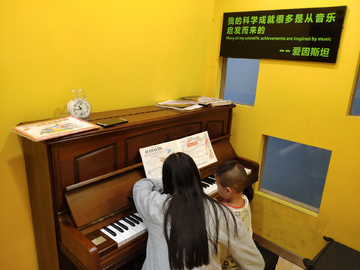 小朋友学钢琴