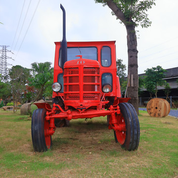 老式农用拖拉机