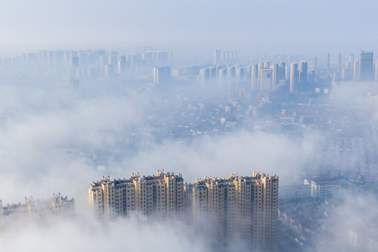 浓雾中的建筑