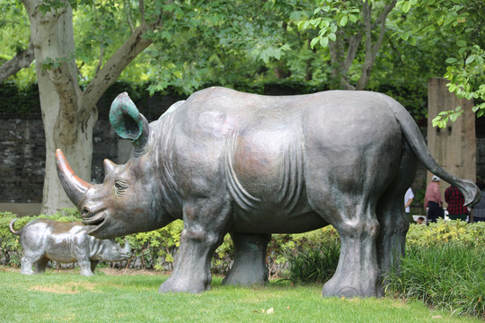 犀牛雕塑