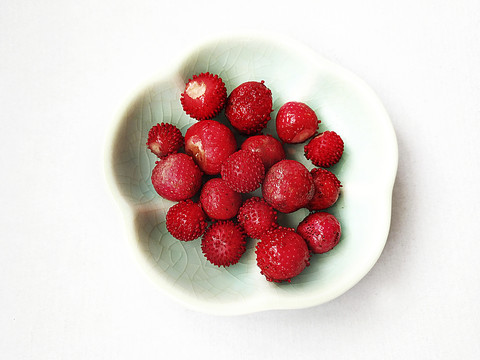 一碟野草莓