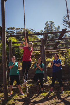 障碍训练中练习爬绳的女性