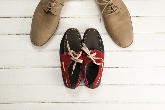 木白色地板上的鞋子和休闲鞋