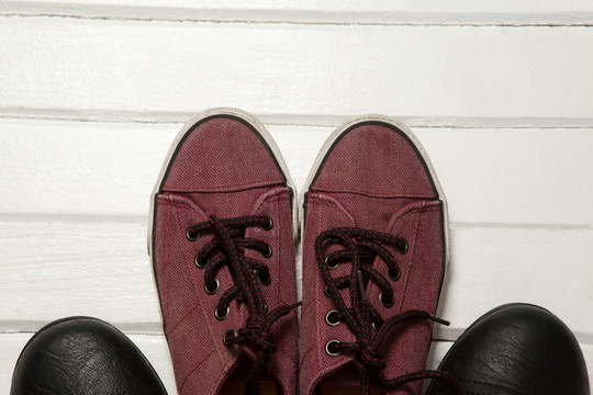 白色木地板上的休闲鞋和鞋子