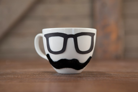 画胡子和眼镜的咖啡杯