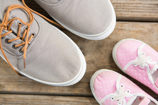 木地板上的鞋子和婴儿靴