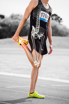 运动员骨骼在跑道上伸展