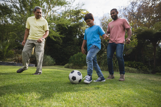 微笑的多代家庭在一起玩足球