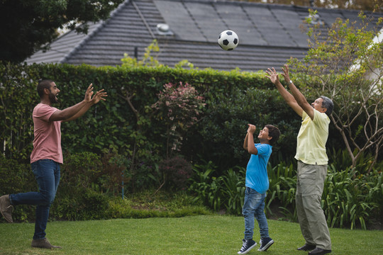 快乐的多代家庭在公园一起玩足球