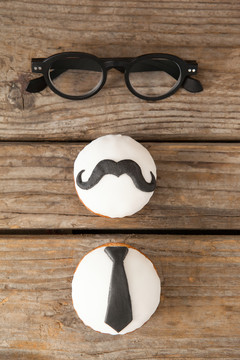 创意纸杯蛋糕和眼镜的特写镜头