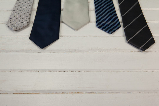 木板上各种领带的特写