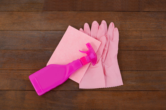 粉色喷雾瓶和海绵手套