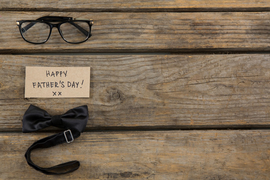 眼镜和领结的父亲节快乐短信