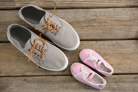 木地板上的鞋子和婴儿靴