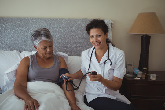 女医生测量老年妇女血压