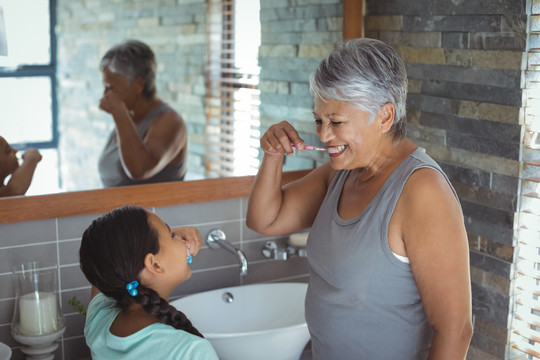 奶奶和孙女在浴室刷牙
