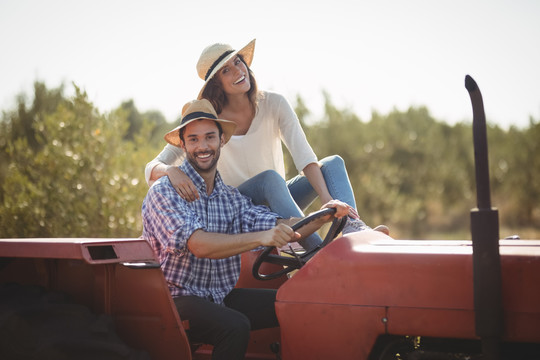 幸福夫妻坐在拖拉机上的照片