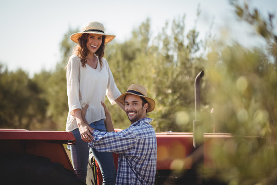 幸福夫妻坐在拖拉机上的照片
