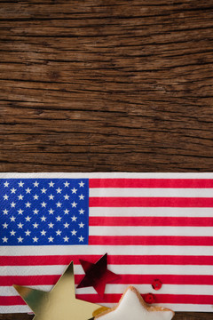 木桌上的美国国旗和星形装饰