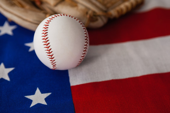 美国国旗上的棒球和手套