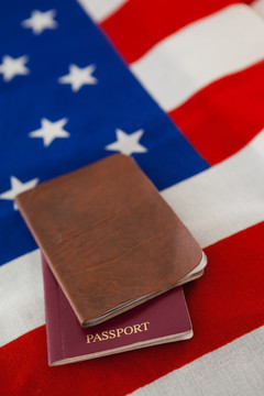美国国旗上的护照和签证