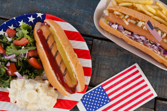 热狗和木桌上的美国国旗