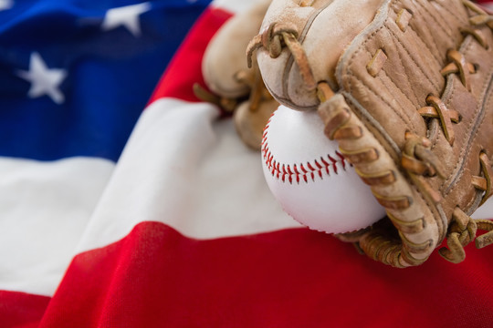 美国国旗上的棒球和手套