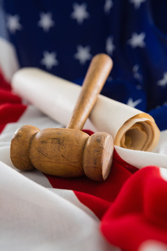 美国国旗上的木槌和法律文件