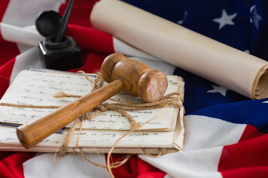 美国国旗上的木槌和法律文件