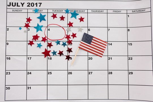 带有星形装饰和美国国旗的日历