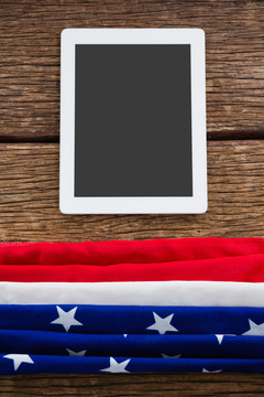 木桌上摆放的美国国旗和数字标牌