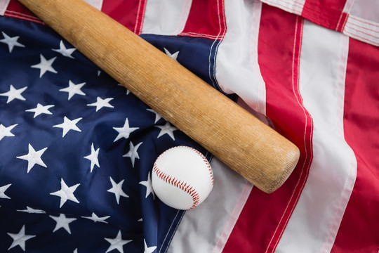 美国国旗上的棒球棒和球