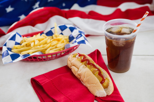 木桌上的美国国旗和热狗