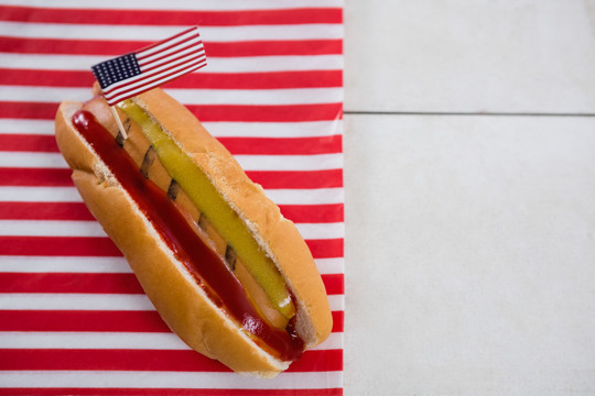 木桌上的美国国旗和热狗