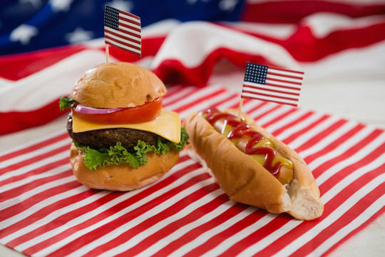 木桌上有热狗和汉堡的美国国旗