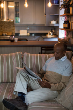 男人坐看报纸