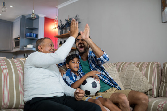 快乐家庭在家里看足球比赛