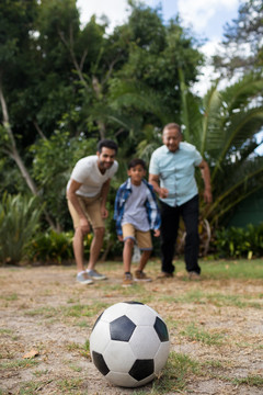 一家人在院子里玩足球